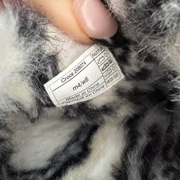 Crocs Cozy Fuzz-Lined Slides (W6/M4) - Picture 6 of 8